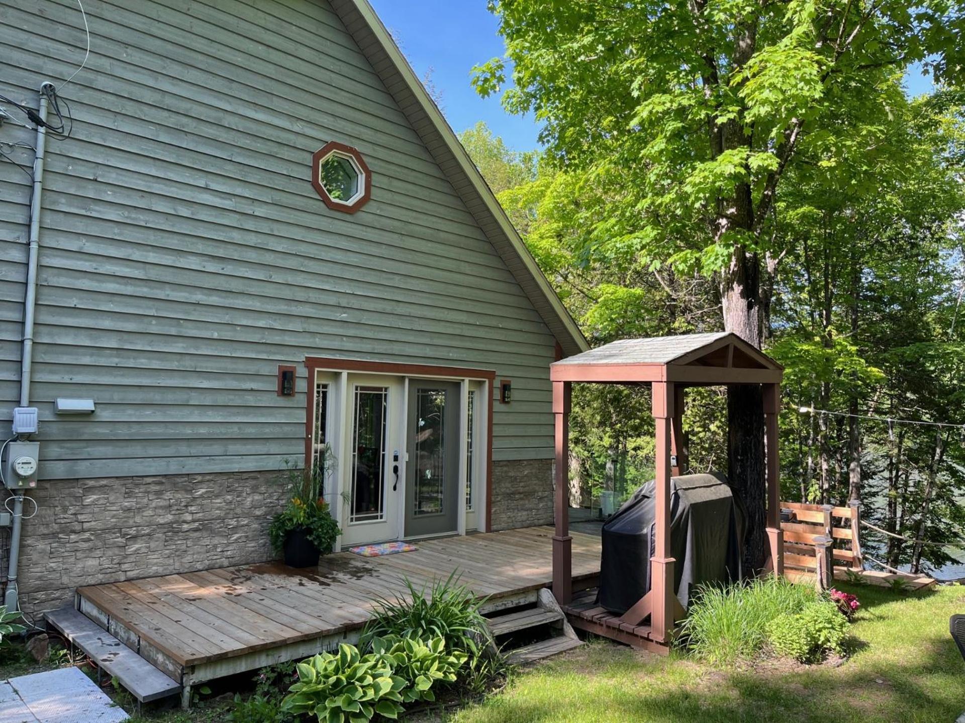 3bdrs Lakefront Chalet Peaceful Retreat