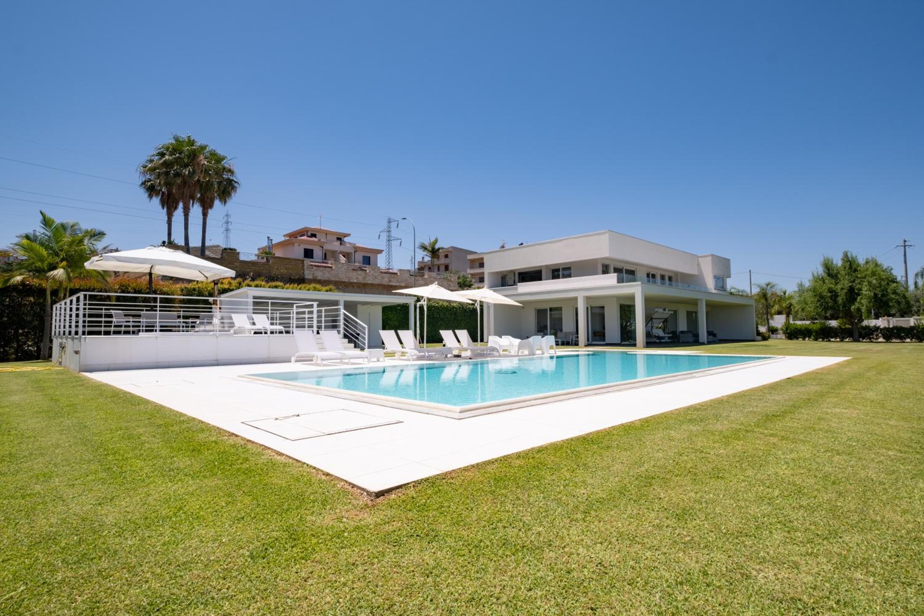 Luxury 3 bed Villa with Pool & Jacuzzi view 3