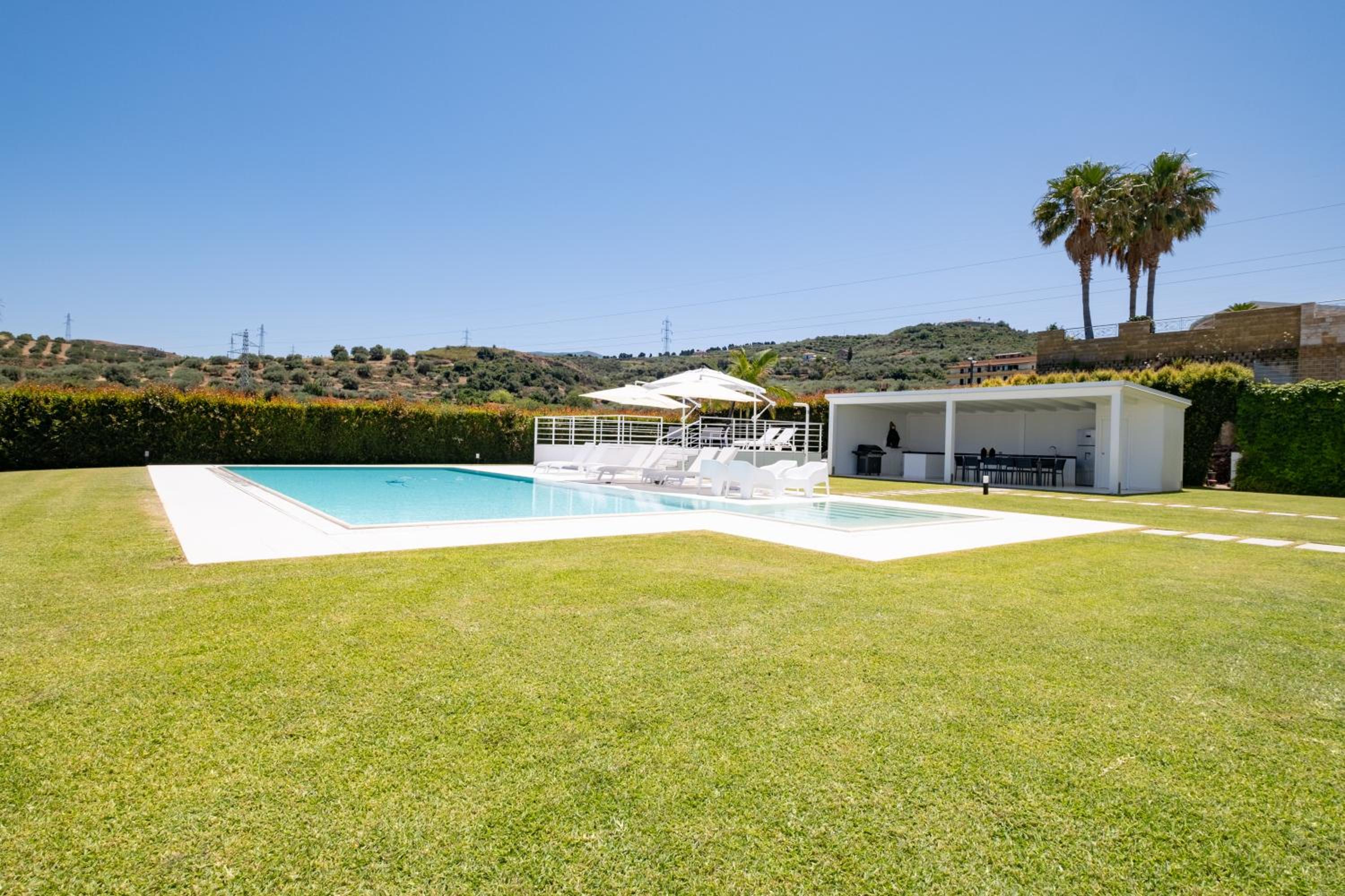 Luxury 3 bed Villa with Pool & Jacuzzi view 4