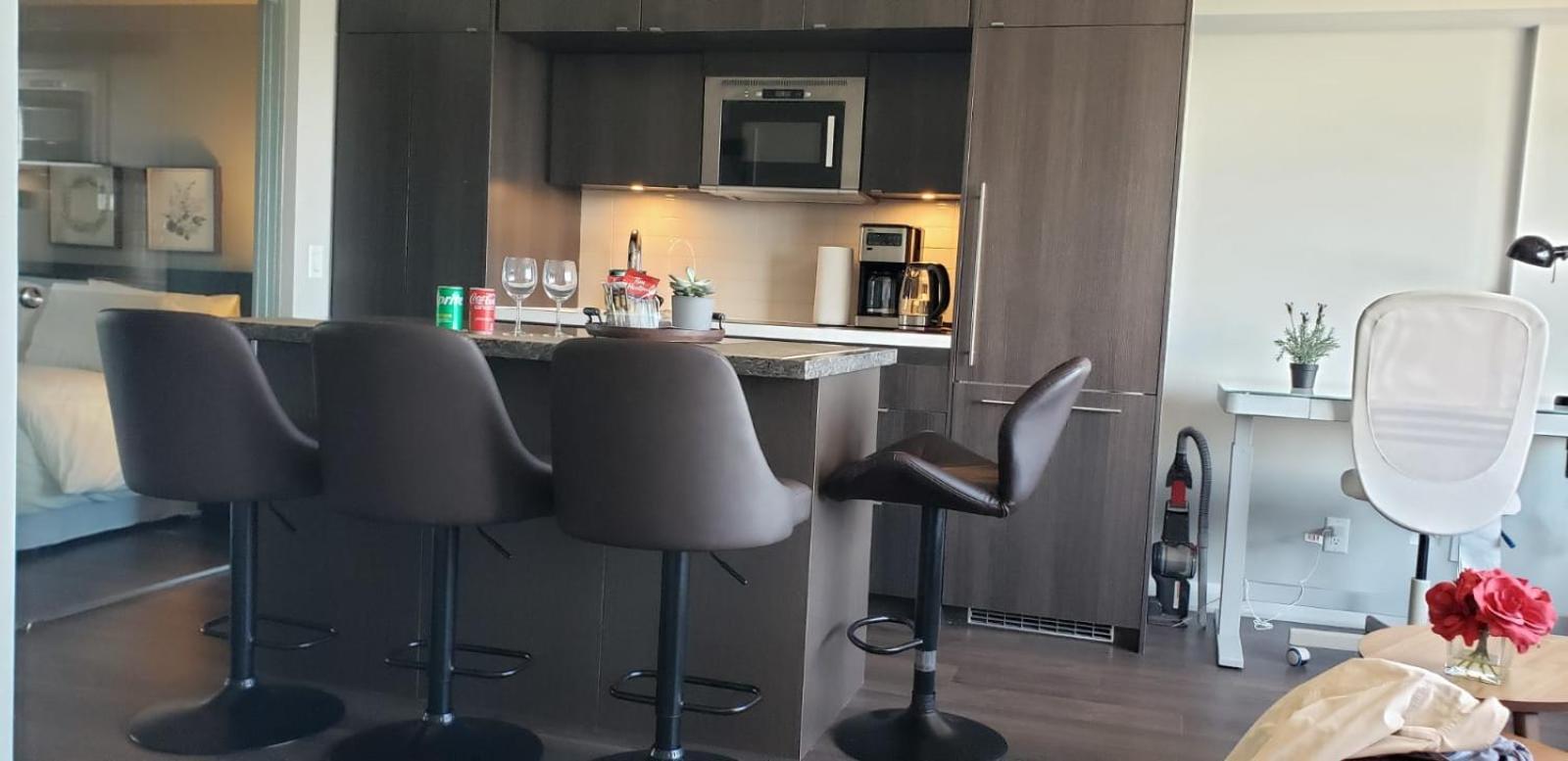 Elegant 2BR & 2BA Retreat in Prime Yorkville, Downtown