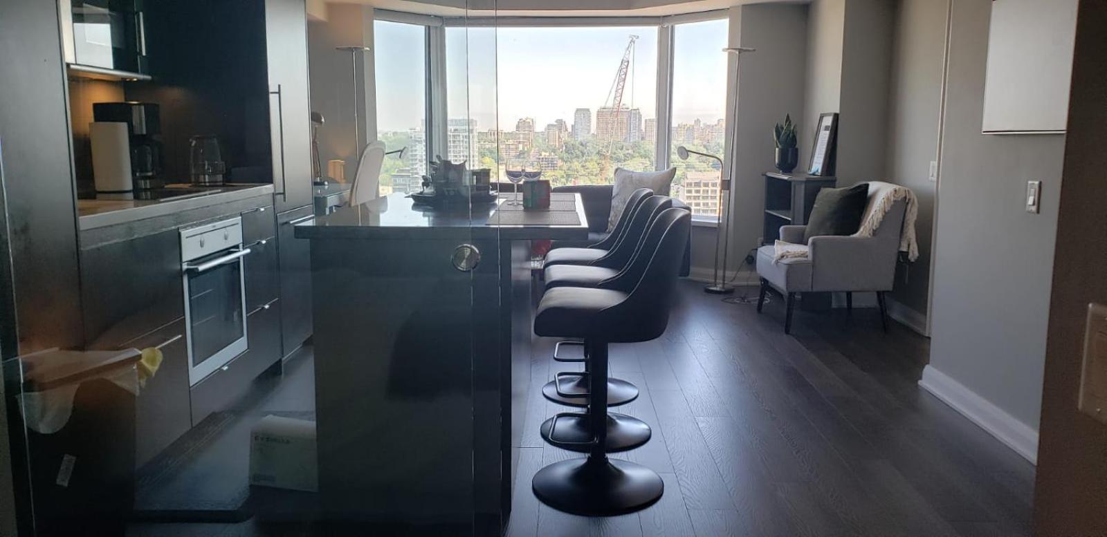 Elegant 2BR & 2BA Retreat in Prime Yorkville, Downtown