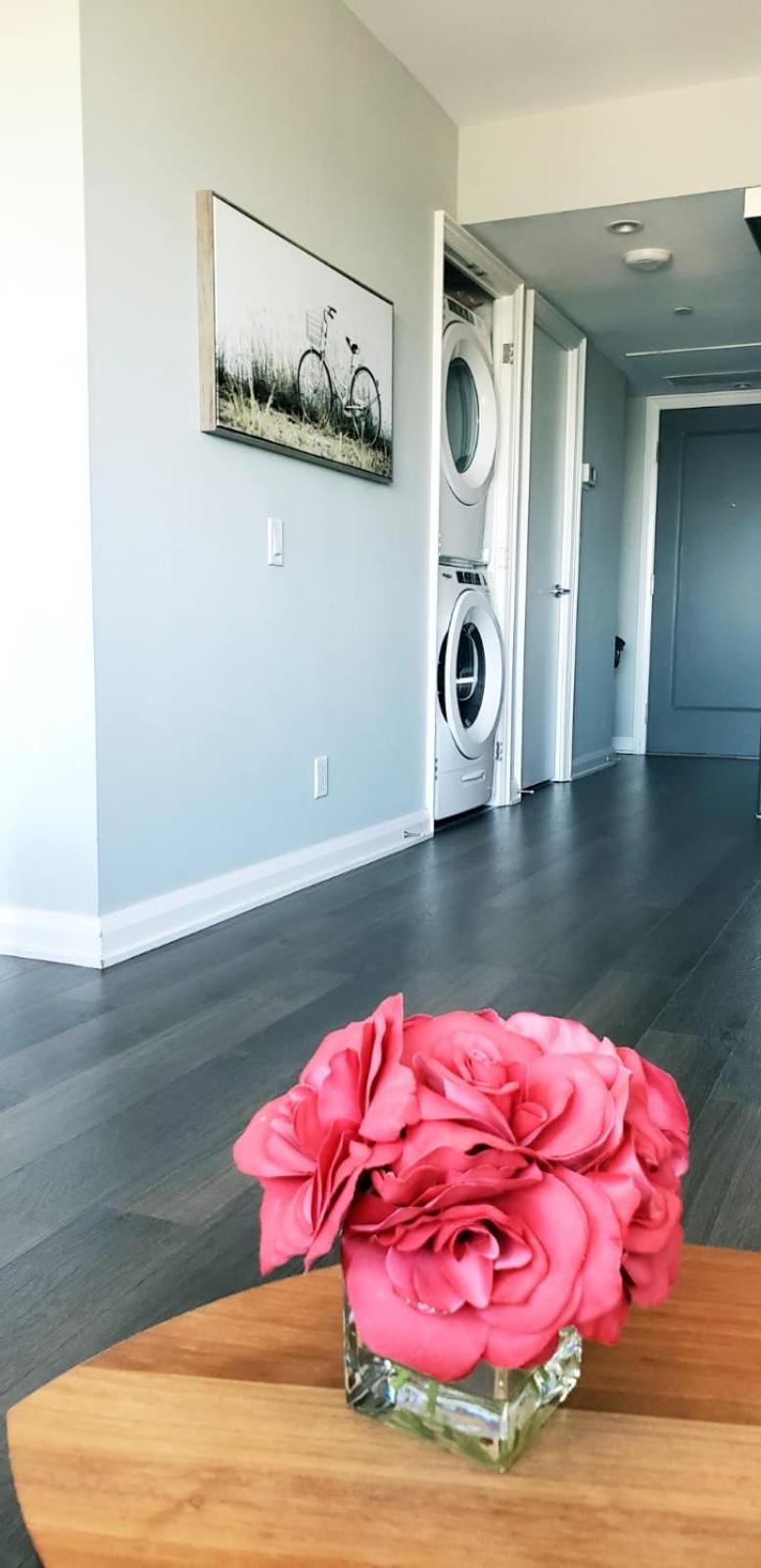 Elegant 2BR & 2BA Retreat in Prime Yorkville, Downtown