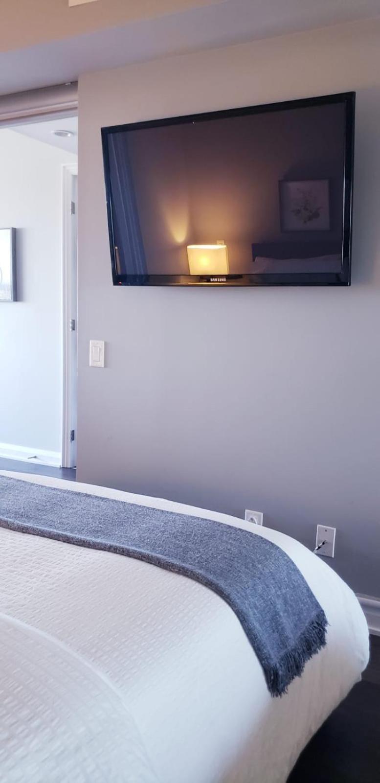 Elegant 2BR & 2BA Retreat in Prime Yorkville, Downtown