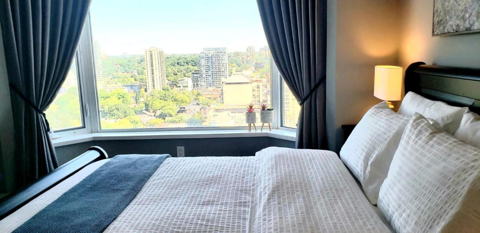 Elegant 2BR & 2BA Retreat in Prime Yorkville, Downtown