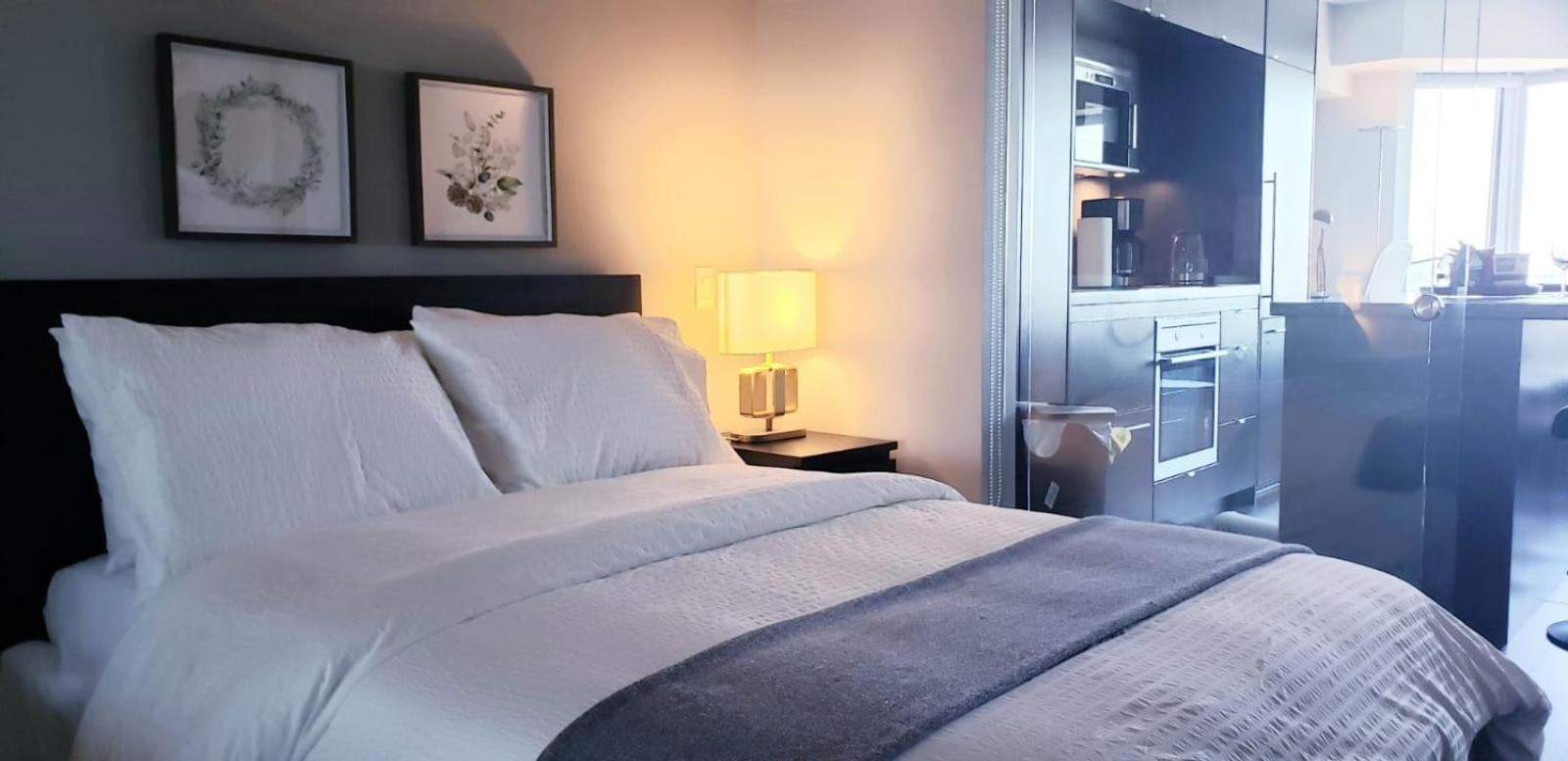 Elegant 2BR & 2BA Retreat in Prime Yorkville, Downtown