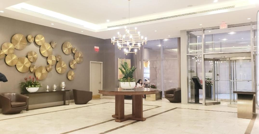 Elegant 2BR & 2BA Retreat in Prime Yorkville, Downtown