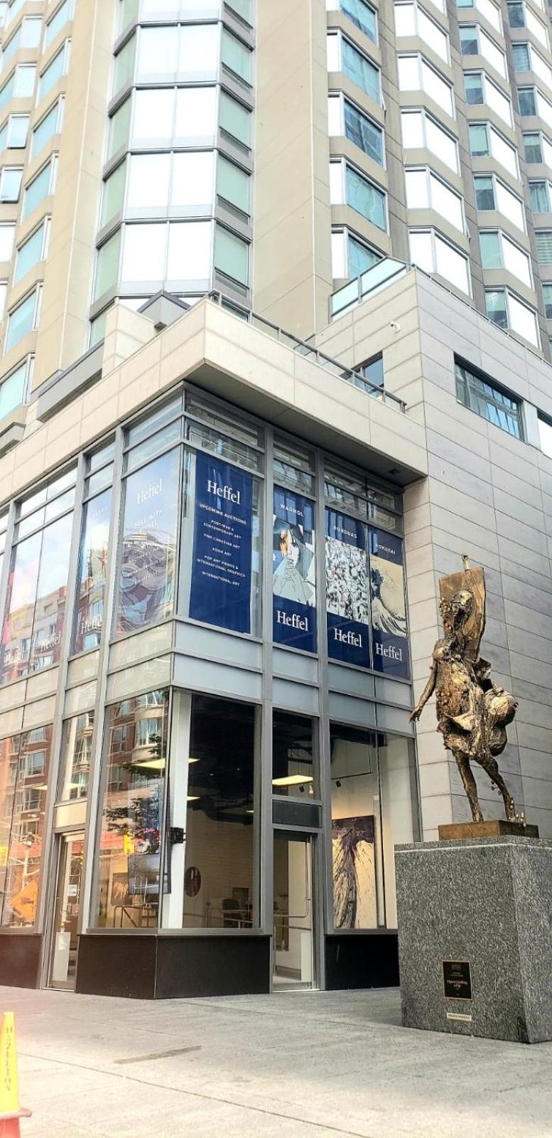 Elegant 2BR & 2BA Retreat in Prime Yorkville, Downtown