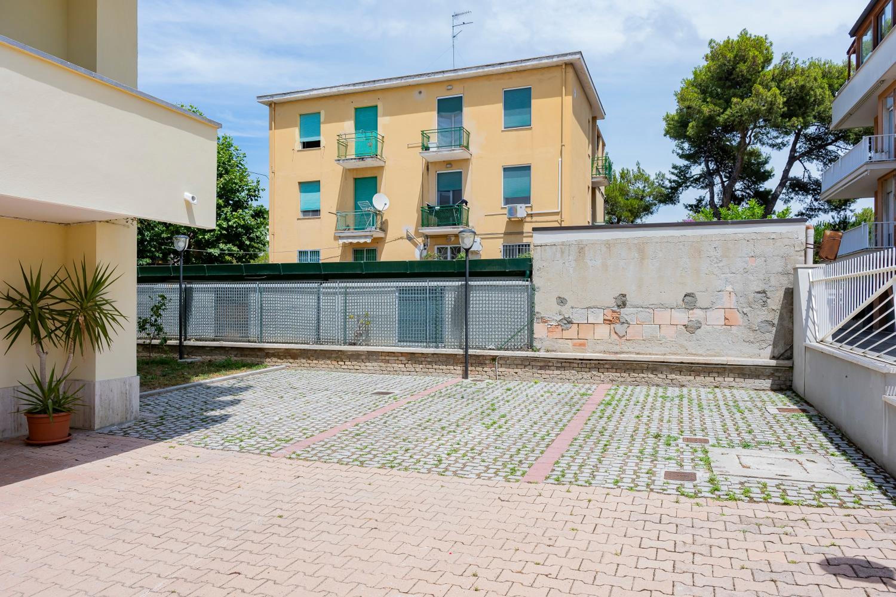 Casa Leda - Modern Apartment near Seafront with Parking! view 5