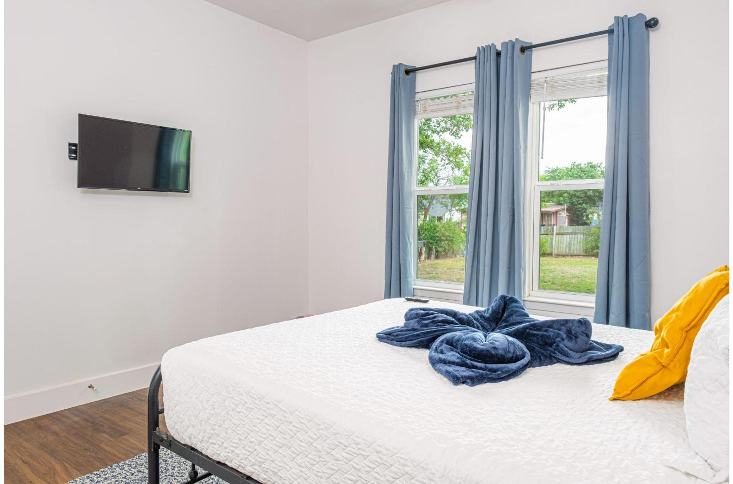 Cozy and Gorgeous 2BR1BA Near Amazing Downtown view 2
