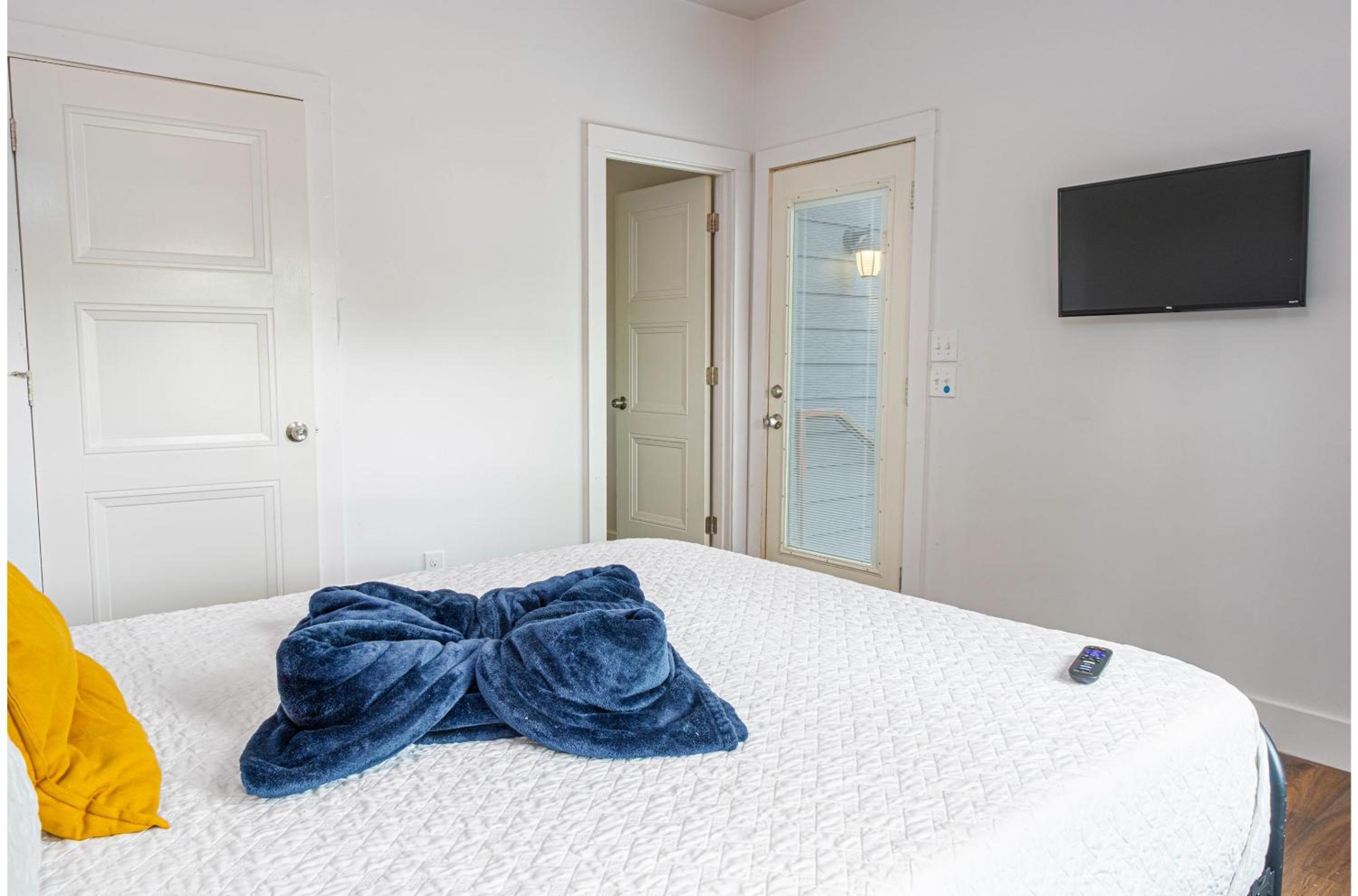 Cozy and Gorgeous 2BR1BA Near Amazing Downtown view 4