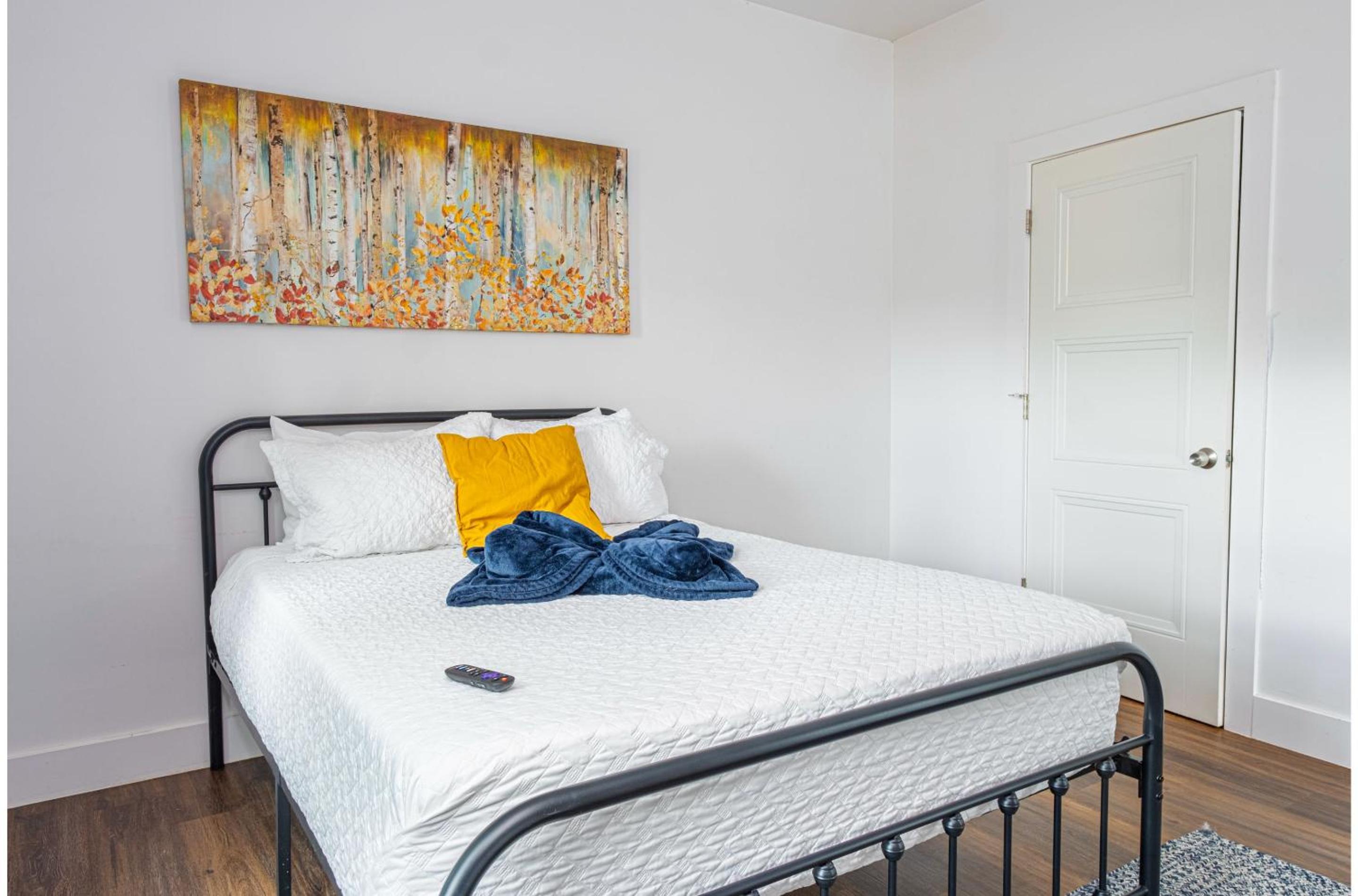 Cozy and Gorgeous 2BR1BA Near Amazing Downtown view 3