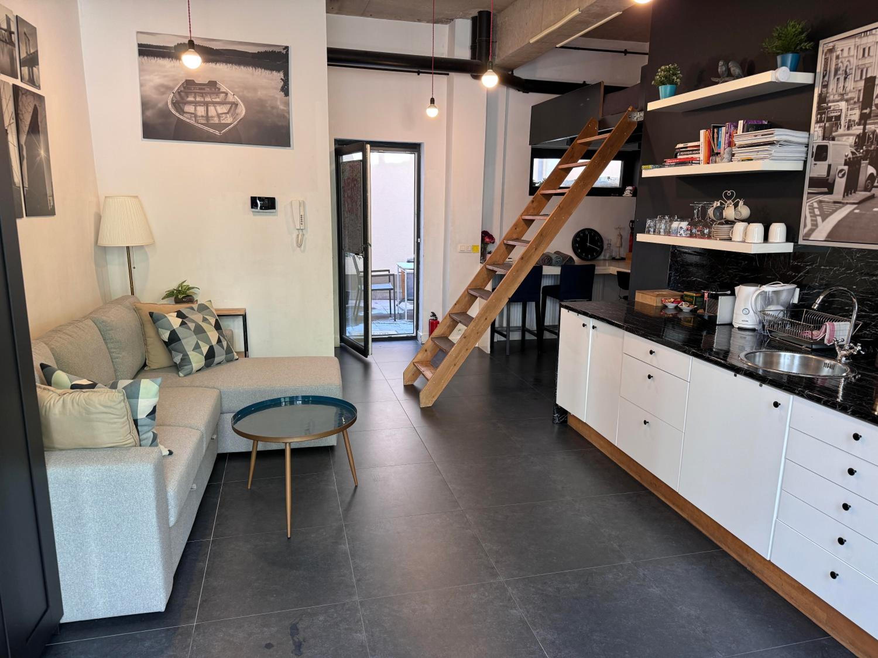 Modern cozy studio with backyard view 2