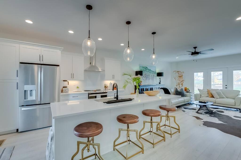 Richmond Vacations - Luxurious 3 BR Distillery District Townhouse - Property Image 1