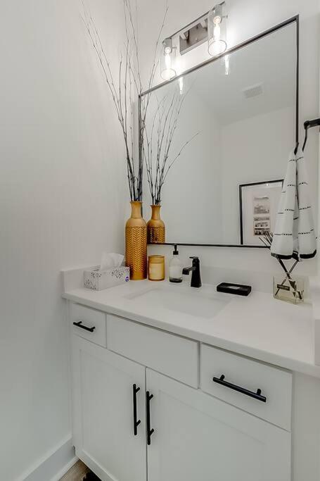 Lexington Vacations - Luxurious 3 BR Distillery District Townhouse - Property Image 20
