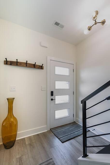 Lexington Vacations - Luxurious 3 BR Distillery District Townhouse - Property Image 2