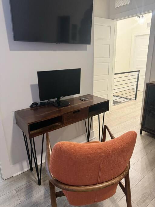 Lexington Vacations - Luxurious 3 BR Distillery District Townhouse - Property Image 16