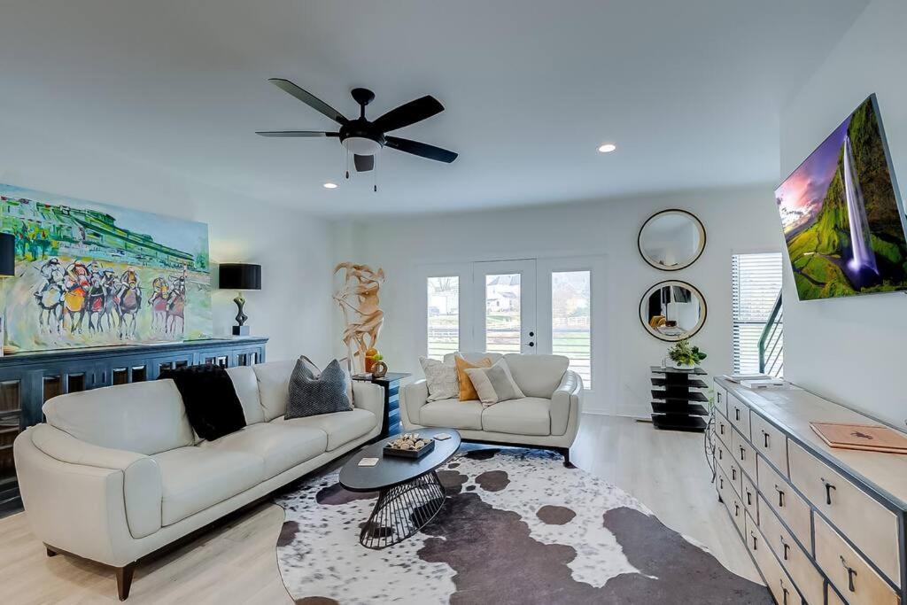 Lexington Vacations - Luxurious 3 BR Distillery District Townhouse - Property Image 14