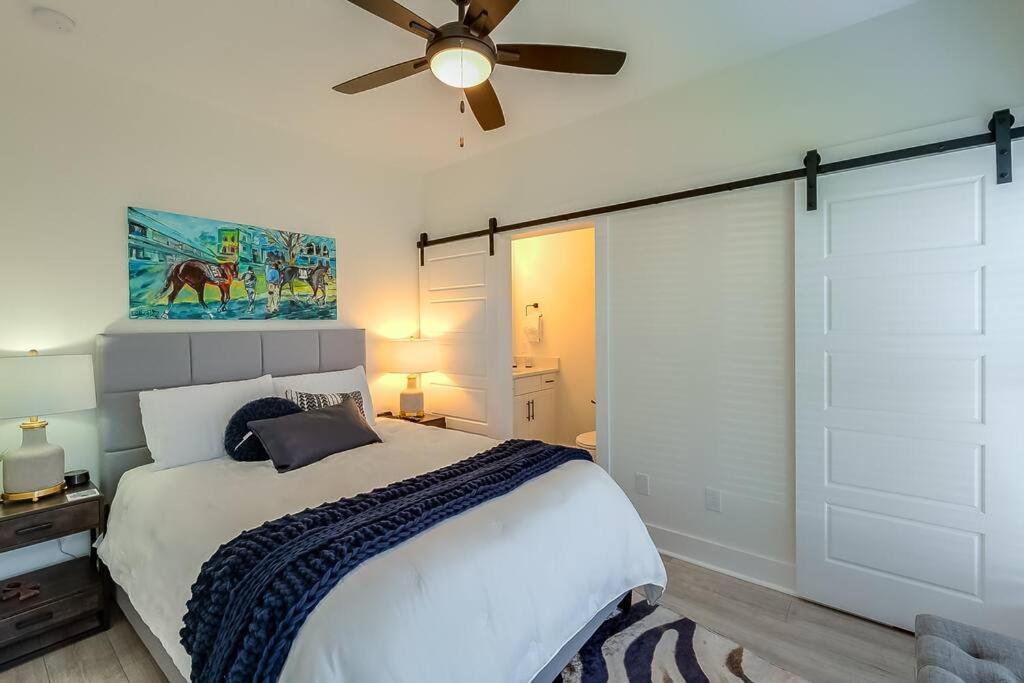 Lexington Vacations - Luxurious 3 BR Distillery District Townhouse - Property Image 3