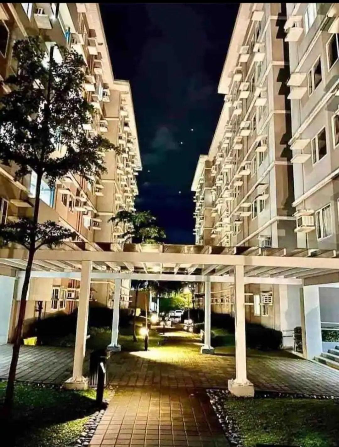 Comfy 1 Bedroom with Netflix & Free Wifi - Trees Residences Condominium