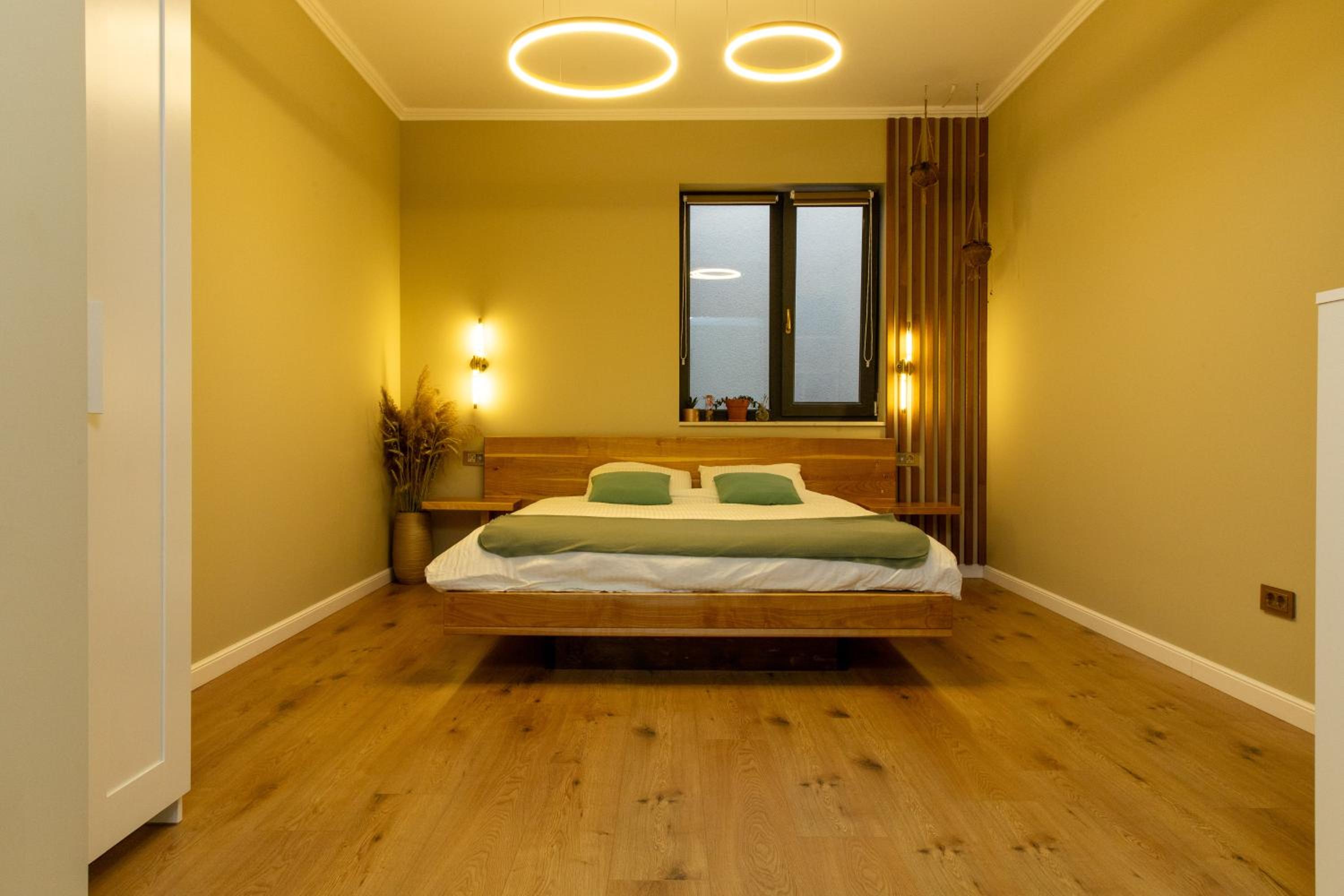 Ophir Apartment Ultracentral,the greenest and brightest central area,3 parking space in the large yard view 2
