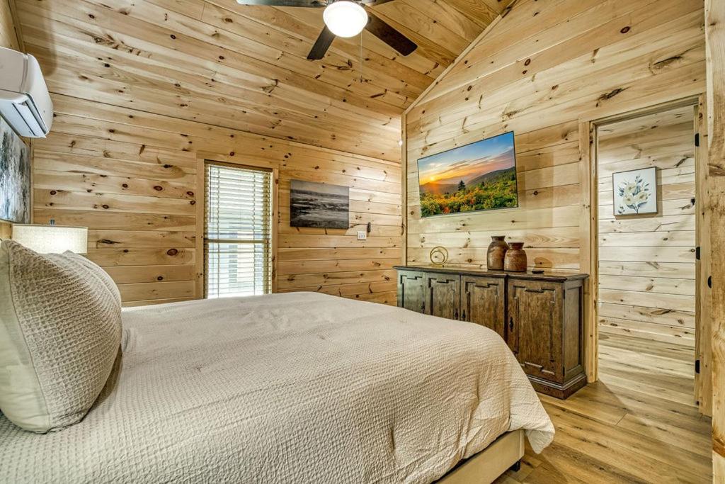 Queens Quarters, Pickleball Court, Creek, WIFI, Mountain Views, Starting at 79