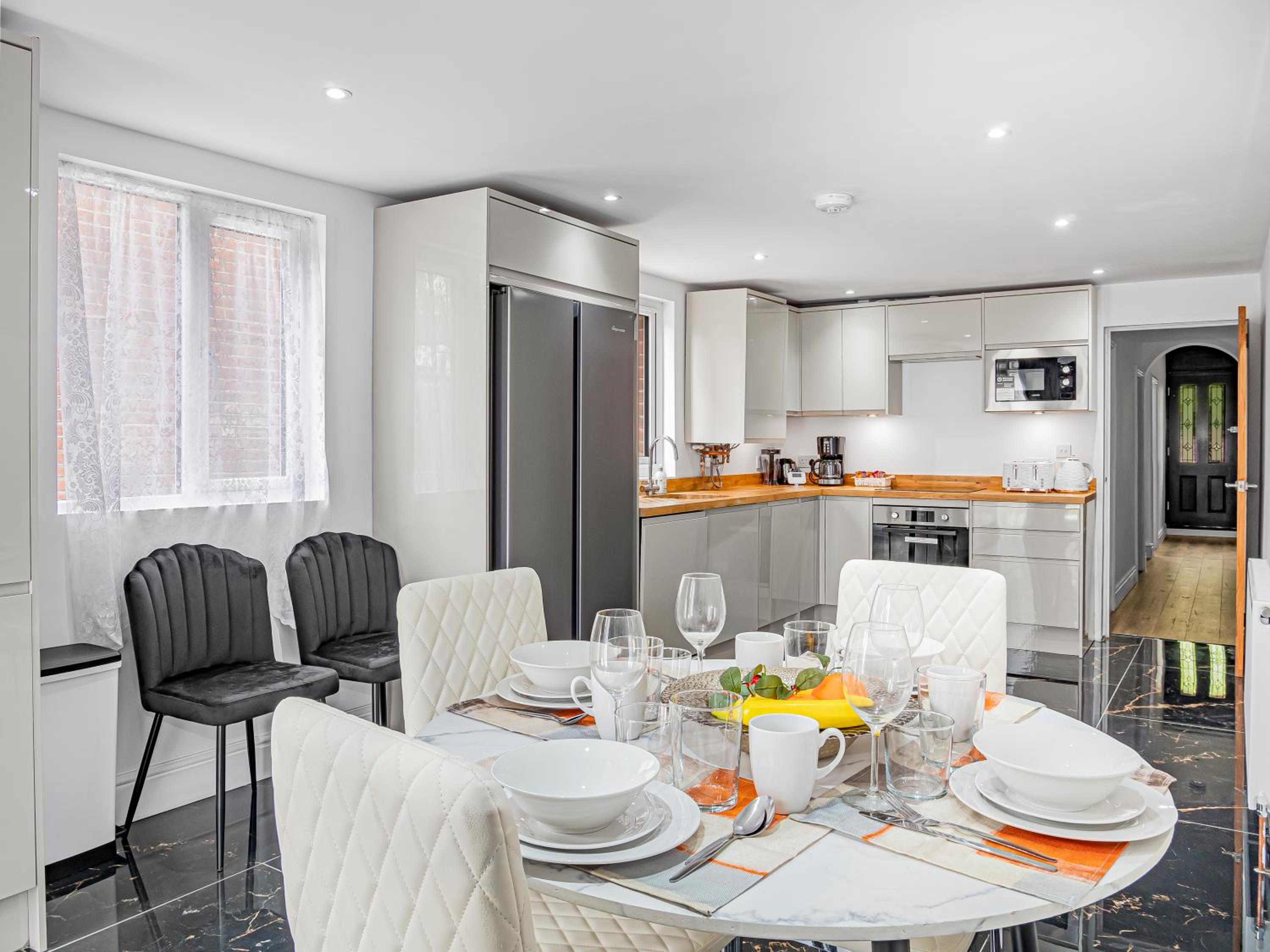 Roman Luxe 5 beds house, Colchester Essex view 2