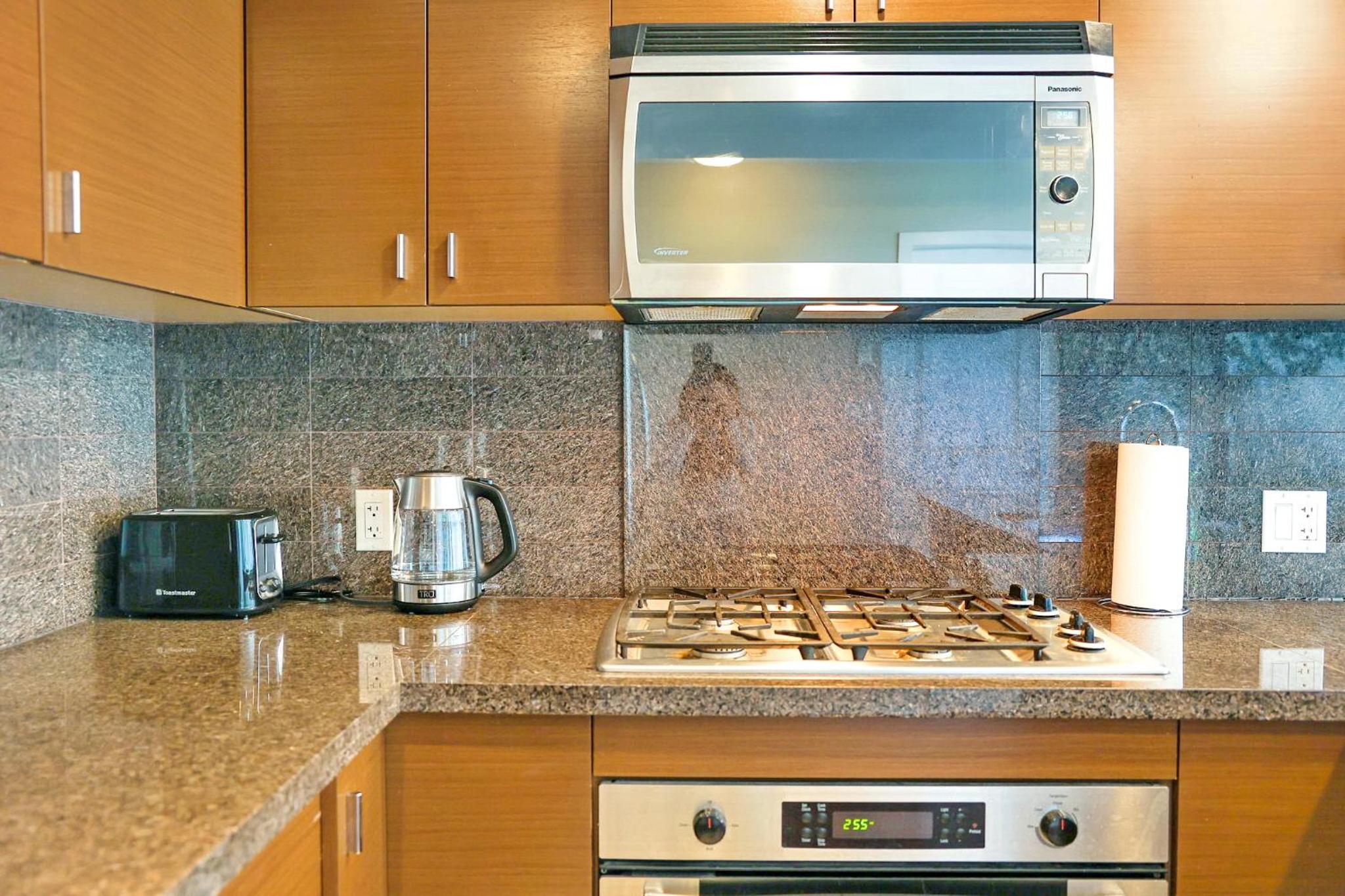 10 minutes to YVR, 2 bedrooms, 2 full bathrooms,high-rise with beautiful views