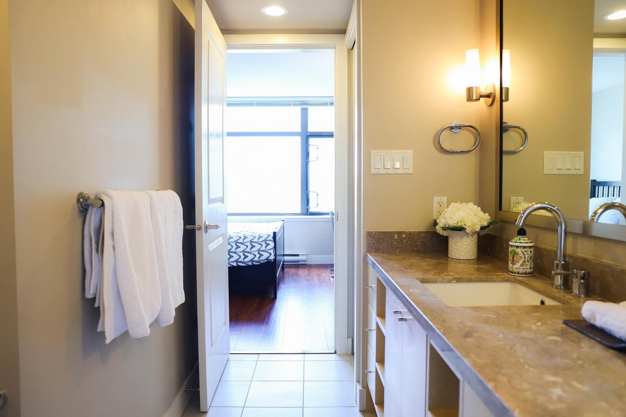 10 minutes to YVR, 2 bedrooms, 2 full bathrooms,high-rise with beautiful views