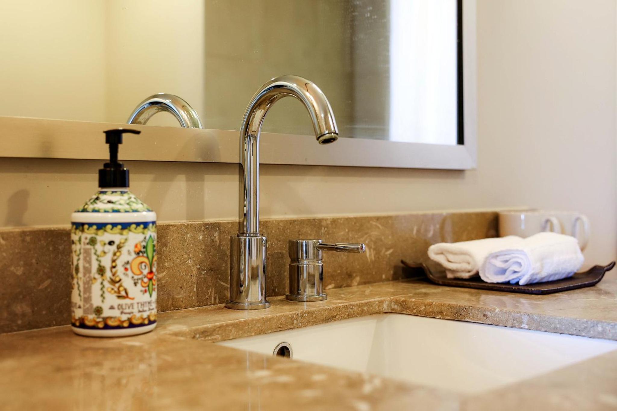 10 minutes to YVR, 2 bedrooms, 2 full bathrooms,high-rise with beautiful views