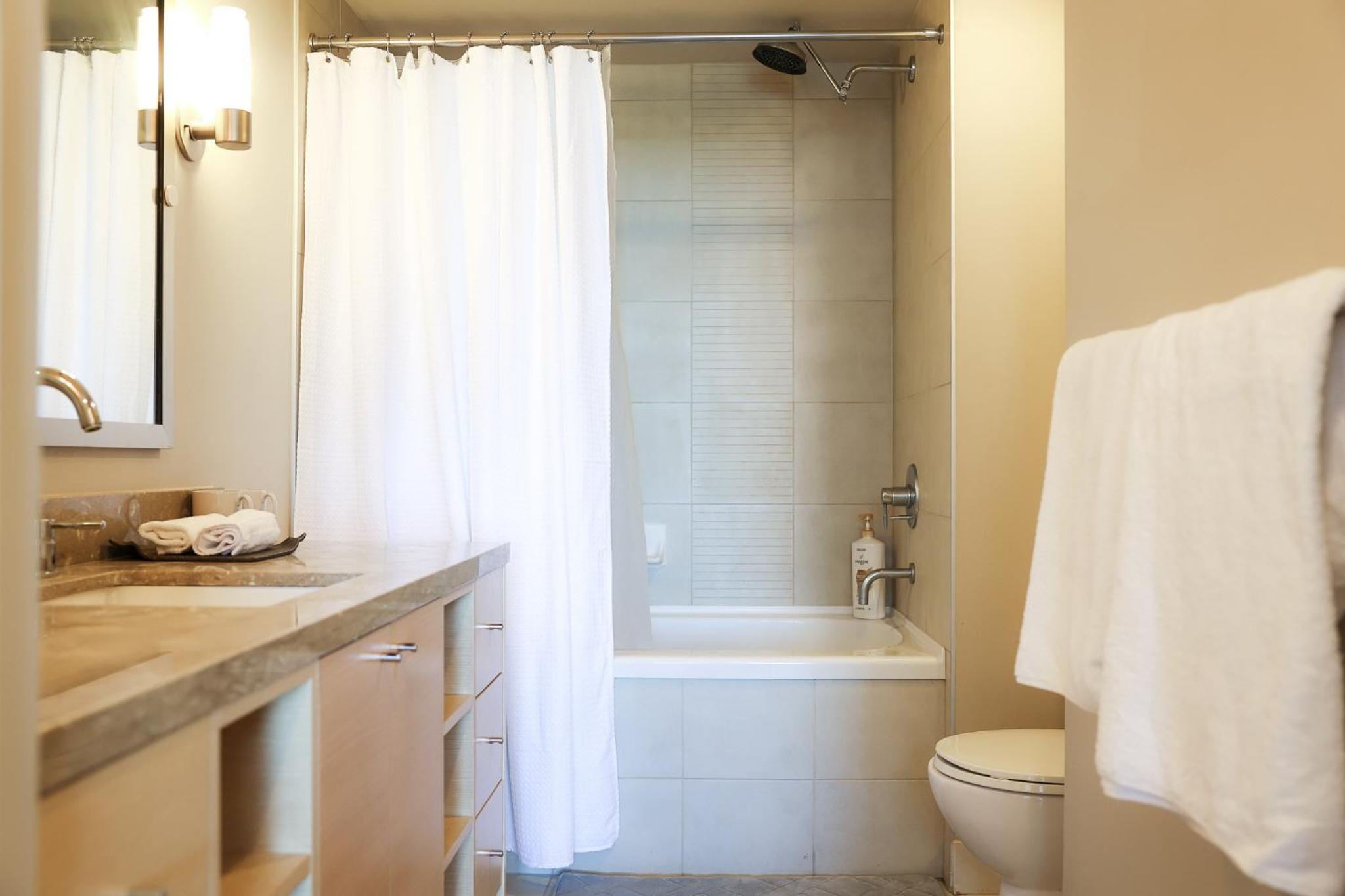 10 minutes to YVR, 2 bedrooms, 2 full bathrooms,high-rise with beautiful views