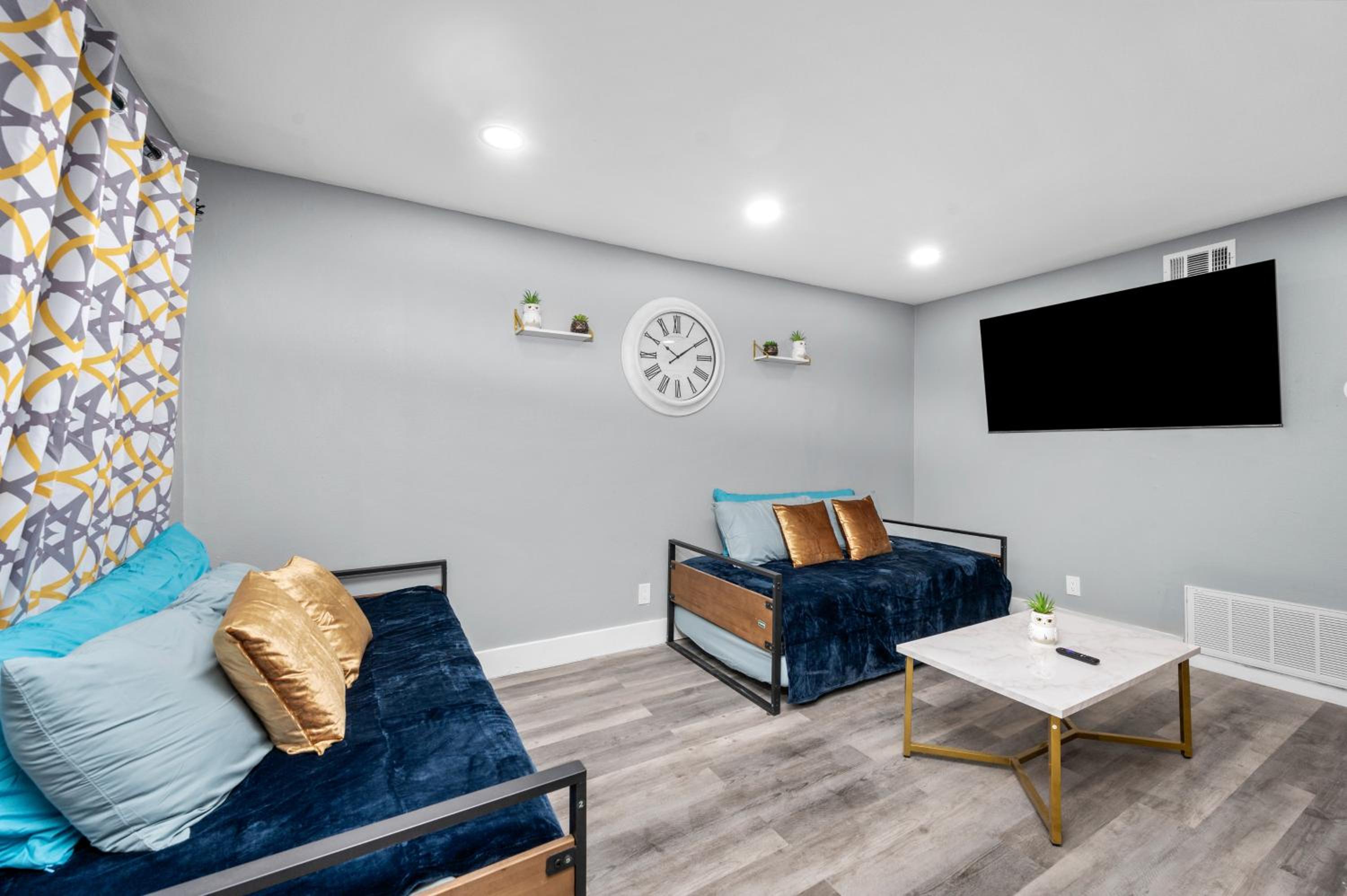 Cozy 1BR King Bed with Pool and Free Park view 3