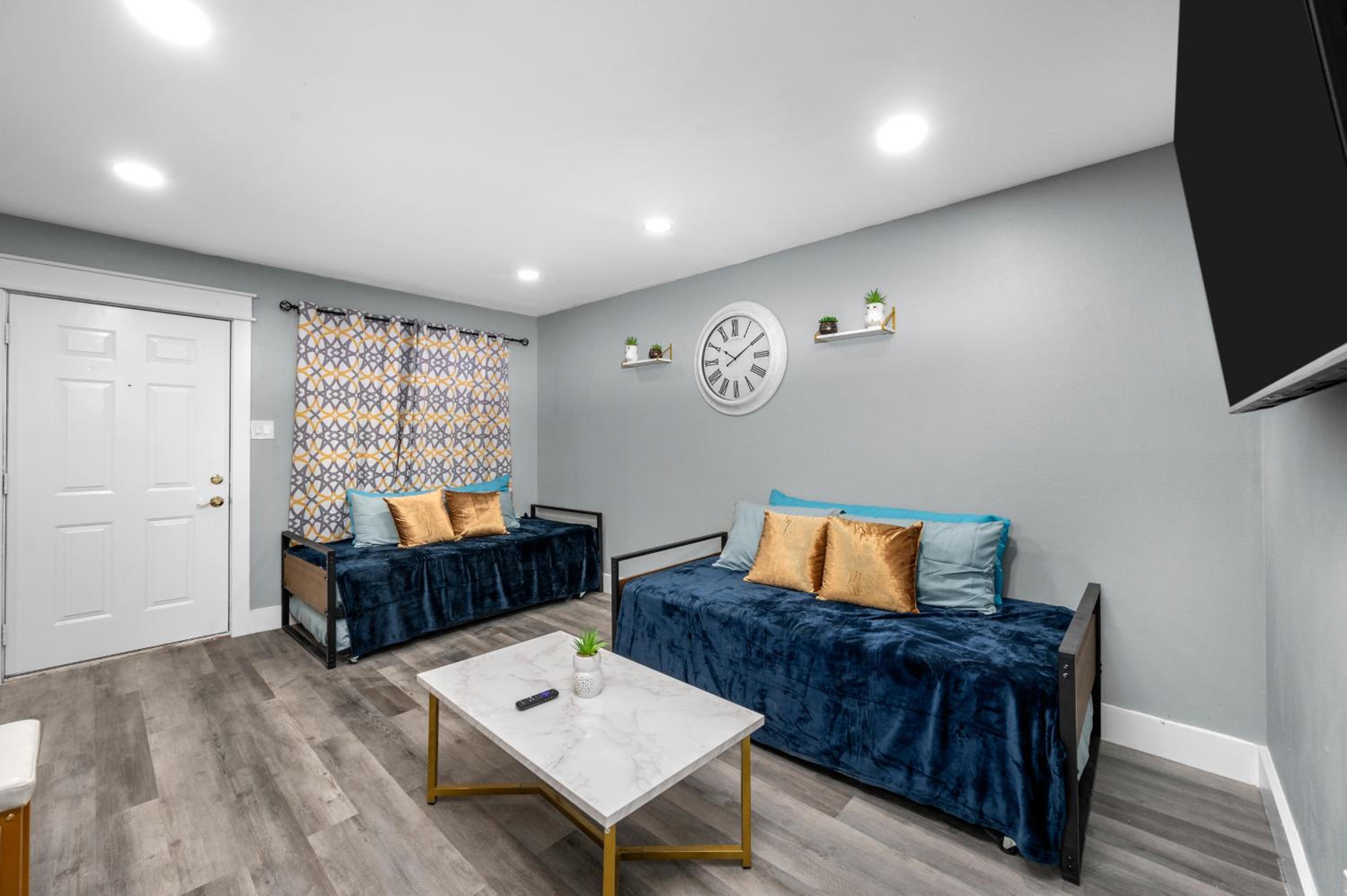 Cozy 1BR King Bed with Pool and Free Park view 4