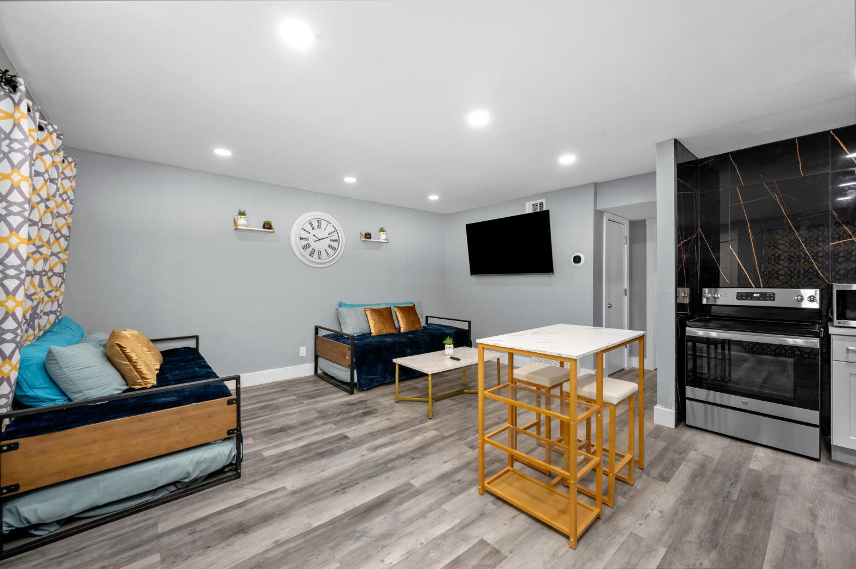 Cozy 1BR King Bed with Pool and Free Park view 5