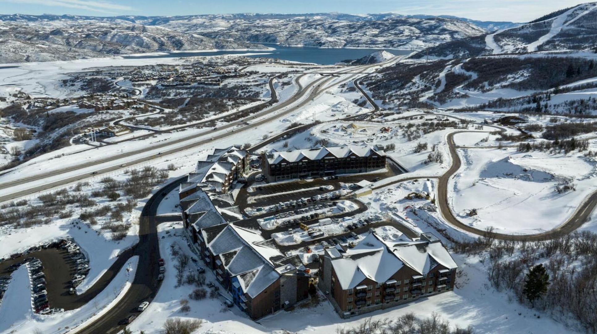 Luxury Studio, Minutes to Gondola, Ski Deer Valley, Hot Tubs, Resort Amenities view 2