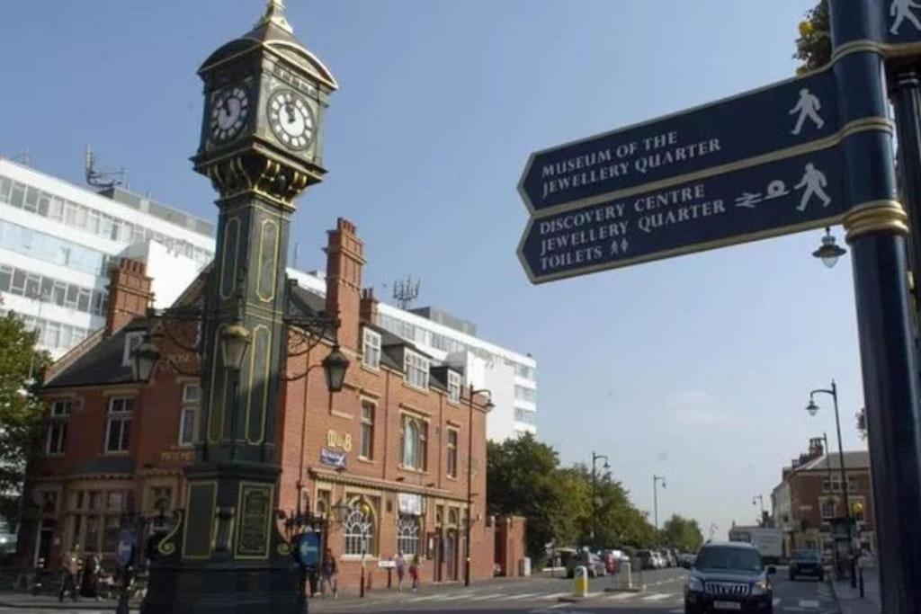 Spacious 2 Bed 2 Bath Apartment with Balcony - Birmingham City Centre view 4
