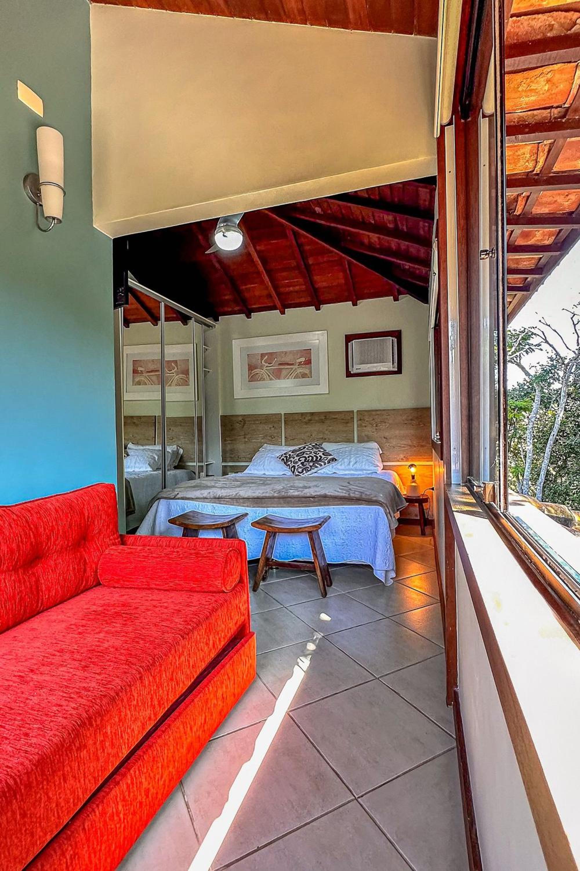 Casa com piscina a 600m da Rua das Pedras