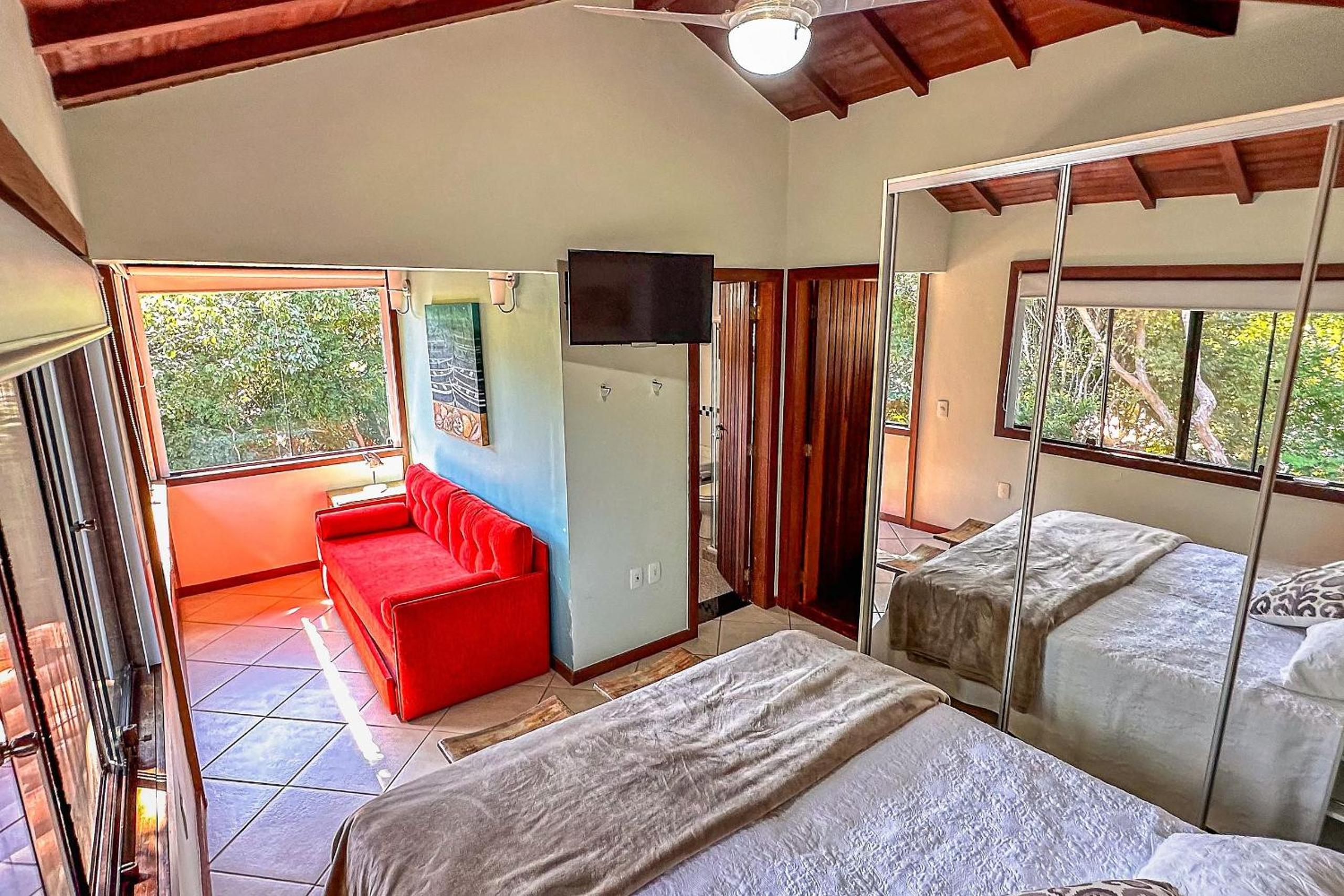 Casa com piscina a 600m da Rua das Pedras