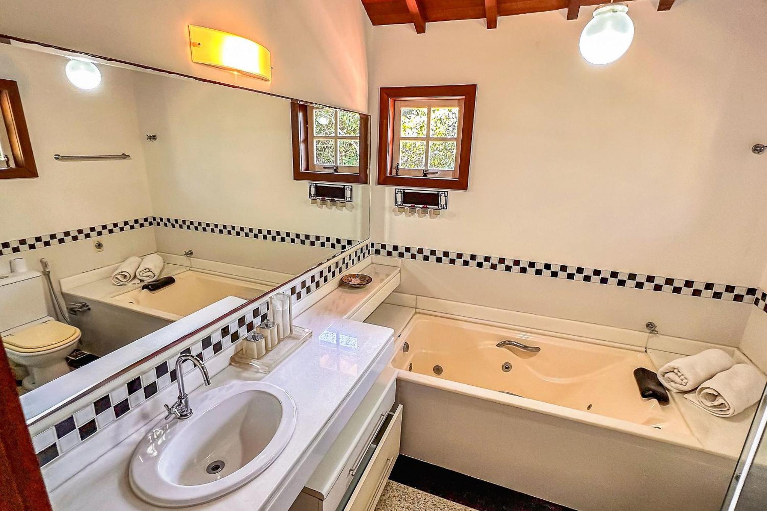 Casa com piscina a 600m da Rua das Pedras