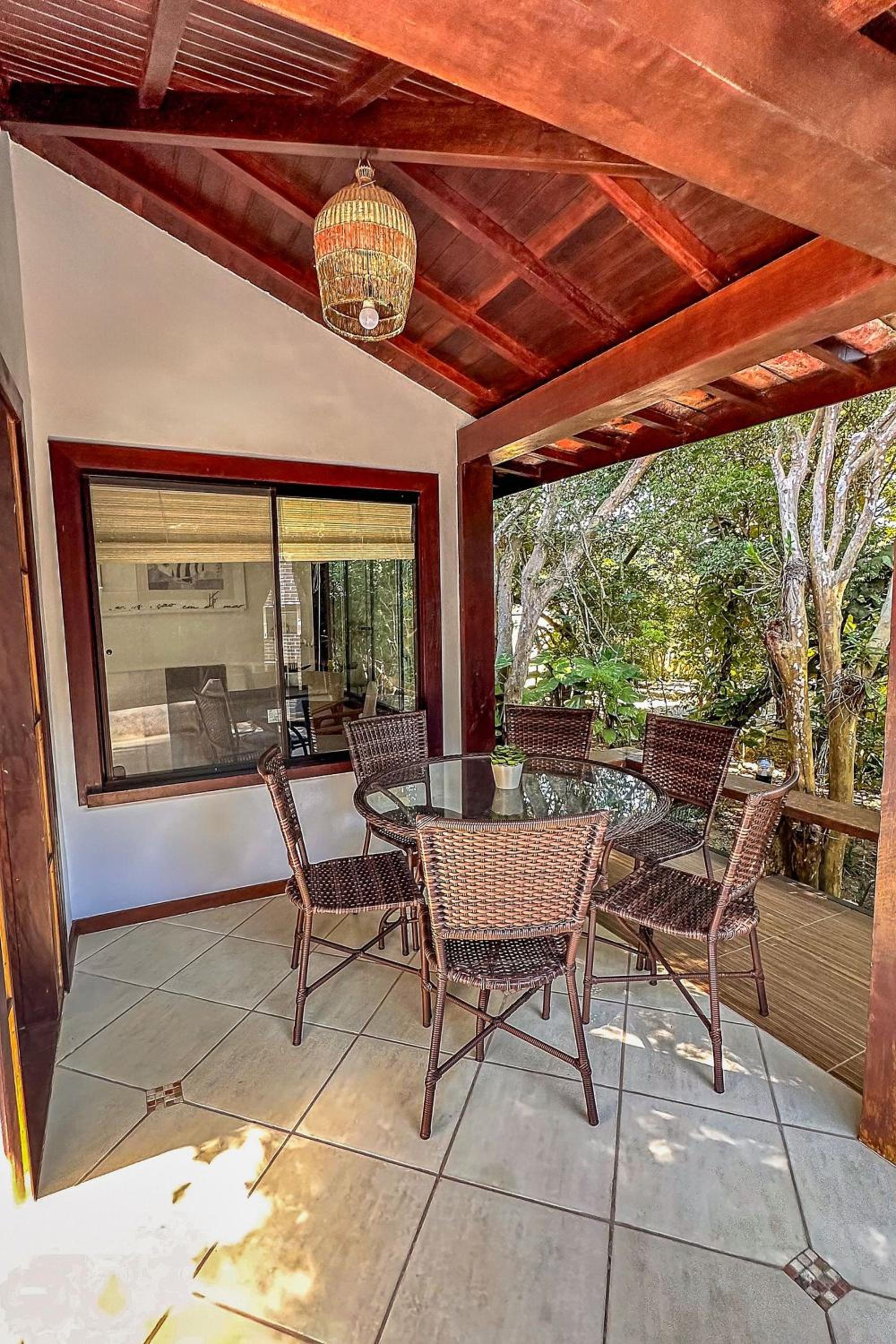 Casa com piscina a 600m da Rua das Pedras