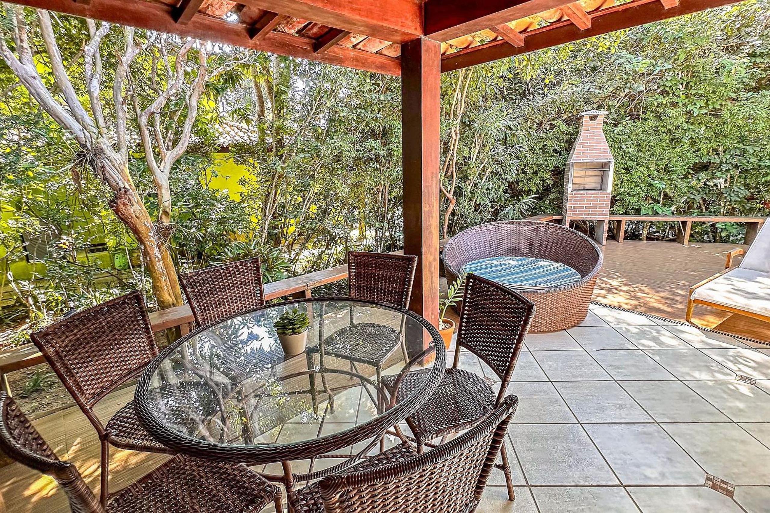 Casa com piscina a 600m da Rua das Pedras