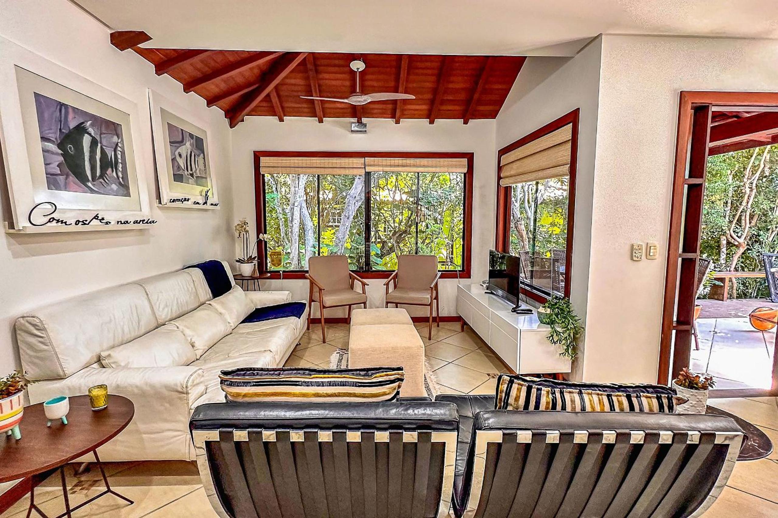 Casa com piscina a 600m da Rua das Pedras