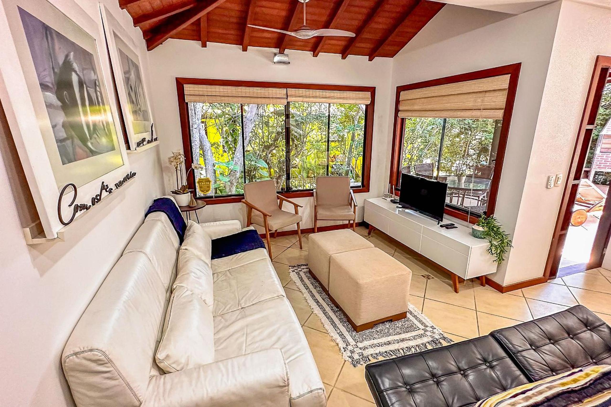 Casa com piscina a 600m da Rua das Pedras