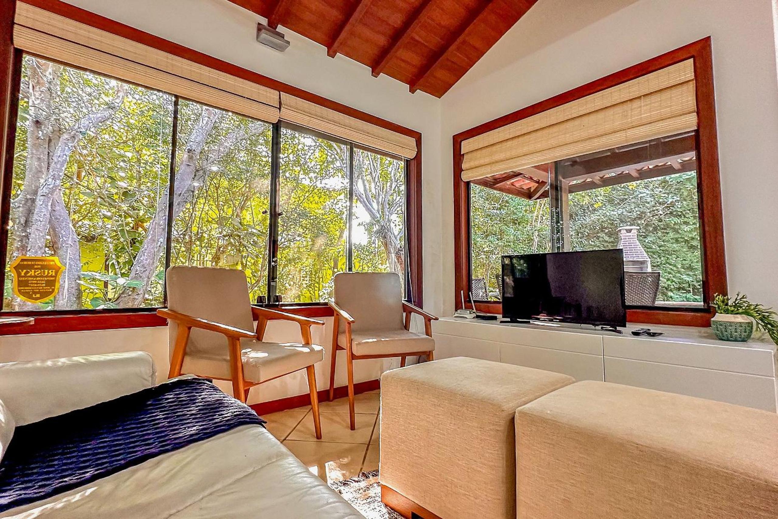 Casa com piscina a 600m da Rua das Pedras
