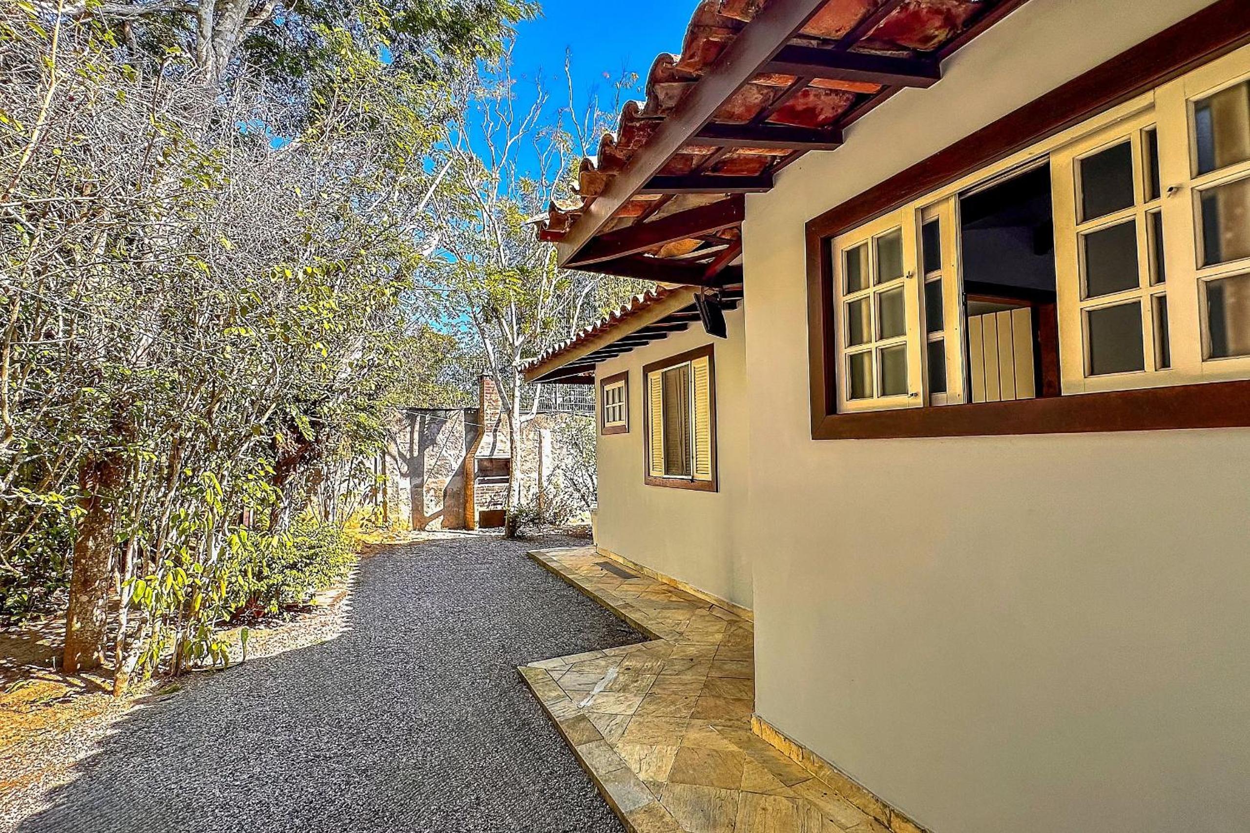 Casa com piscina a 600m da Rua das Pedras
