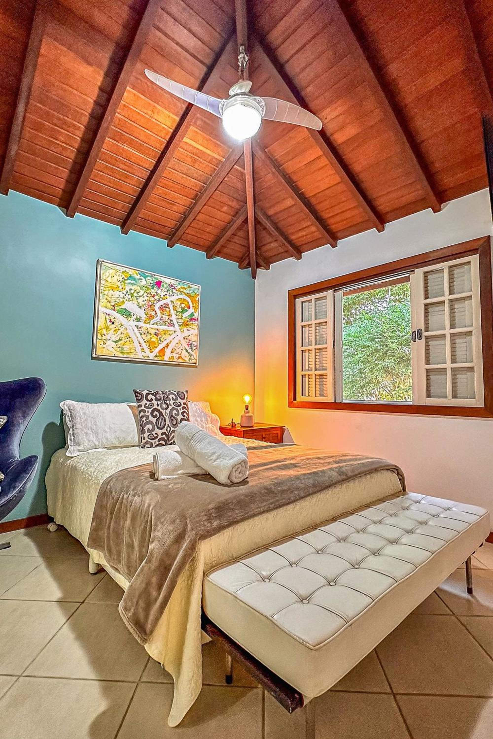 Casa com piscina a 600m da Rua das Pedras