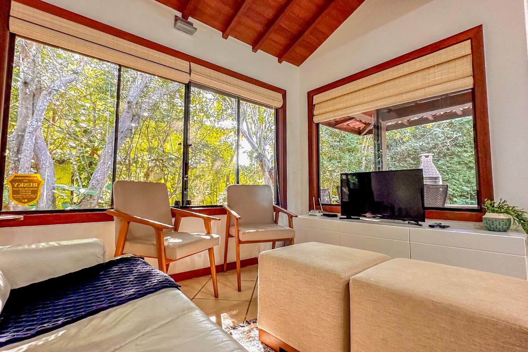 Casa com piscina a 600m da Rua das Pedras