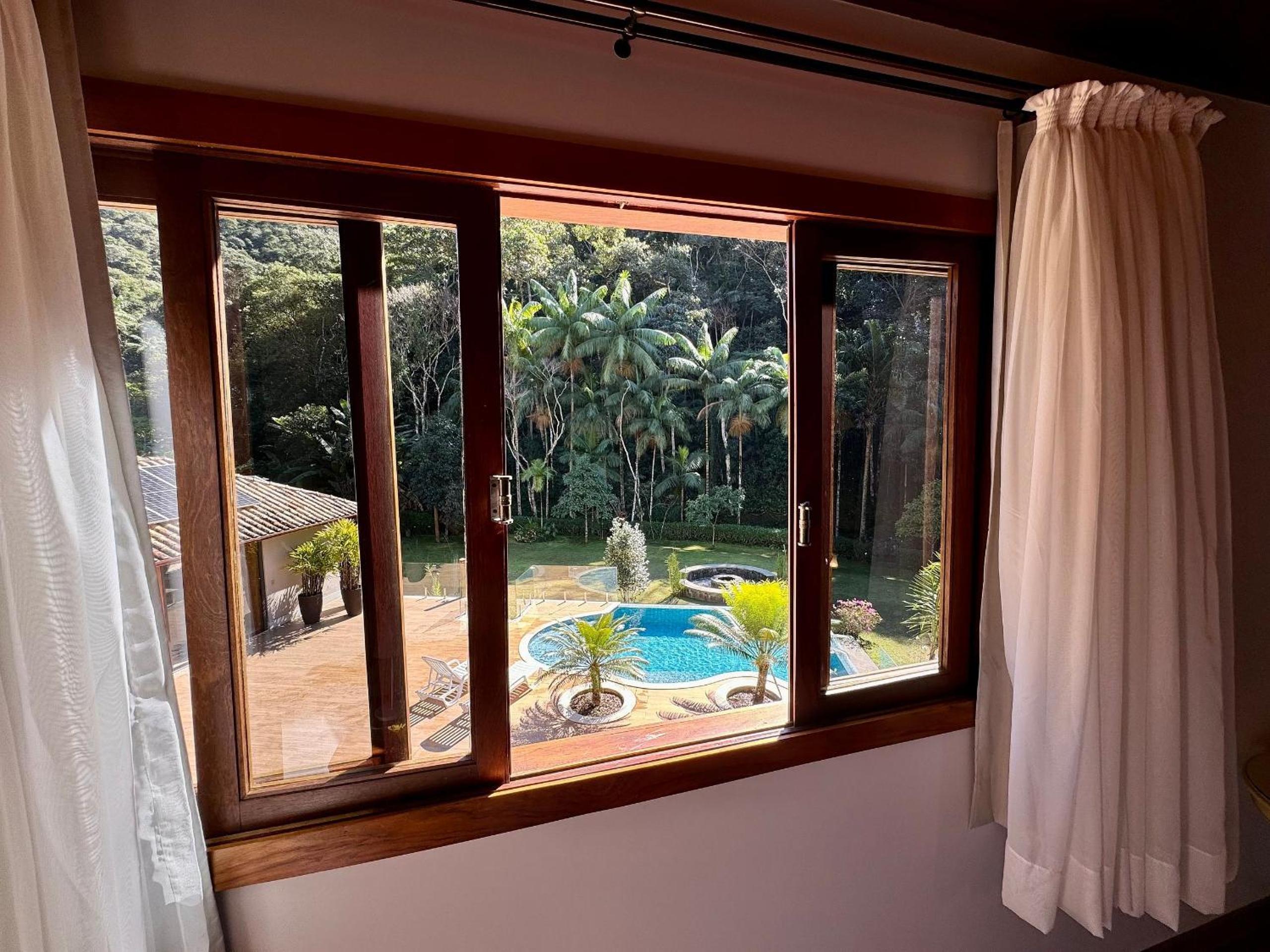Refúgio em Lumiar: Piscina Aquecida, Área Gourmet e Rio Privado