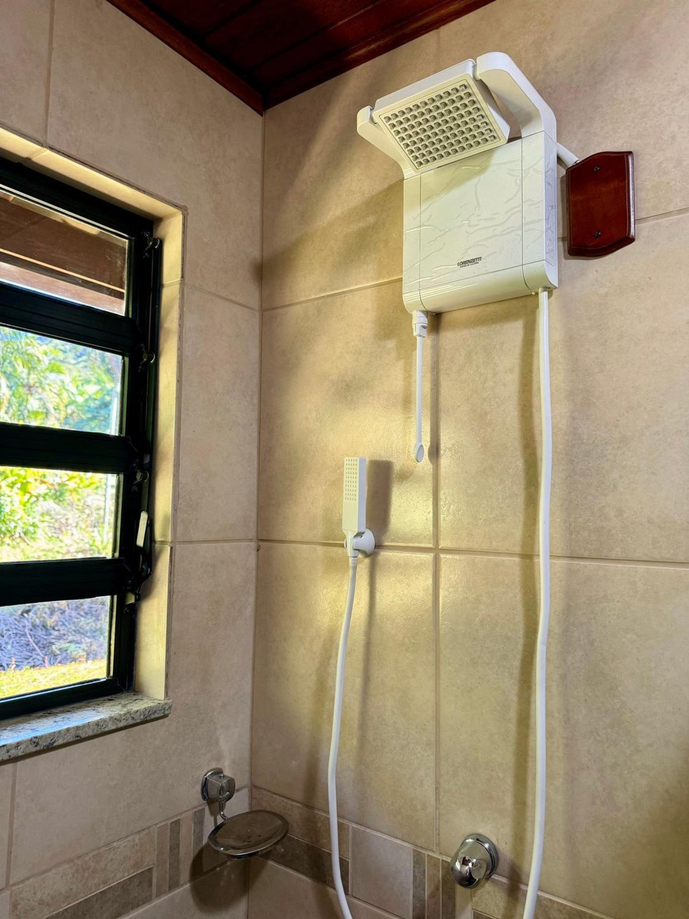 Refúgio em Lumiar: Piscina Aquecida, Área Gourmet e Rio Privado