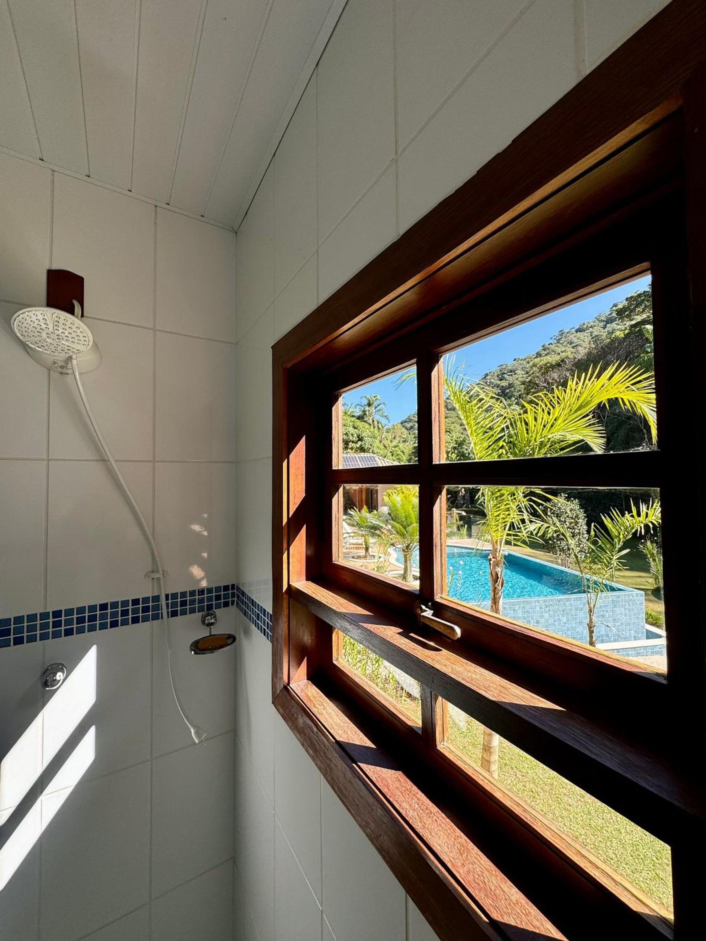 Refúgio em Lumiar: Piscina Aquecida, Área Gourmet e Rio Privado