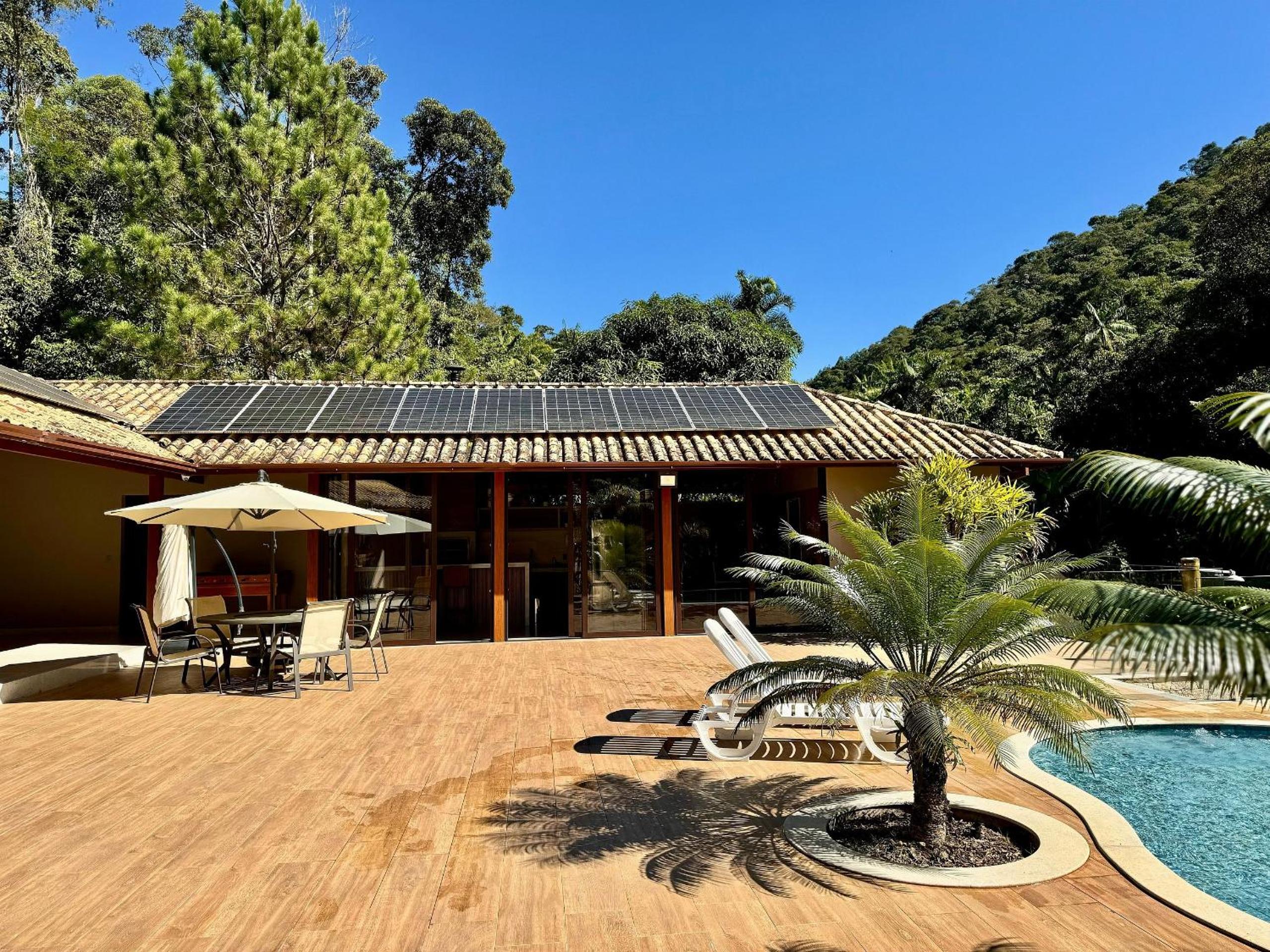 Refúgio em Lumiar: Piscina Aquecida, Área Gourmet e Rio Privado